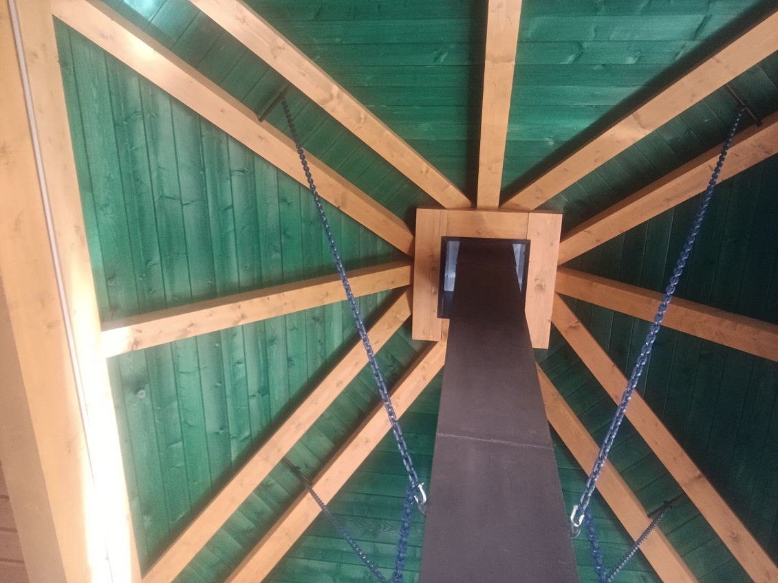 Pohled nahoru na stropní konstrukci pavilonu se zeleným podbitím