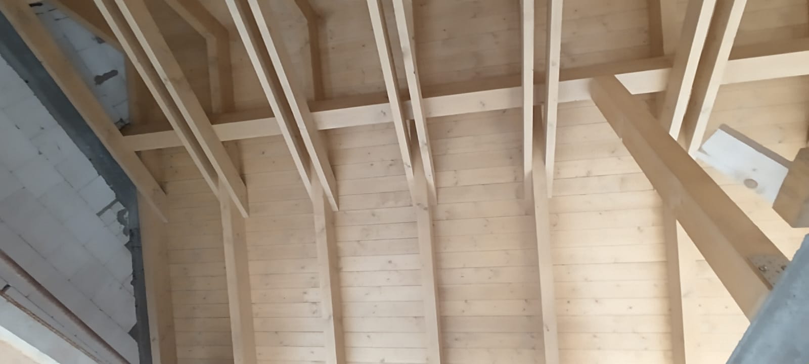 Detail vazby krovu s dřevěným podbitím