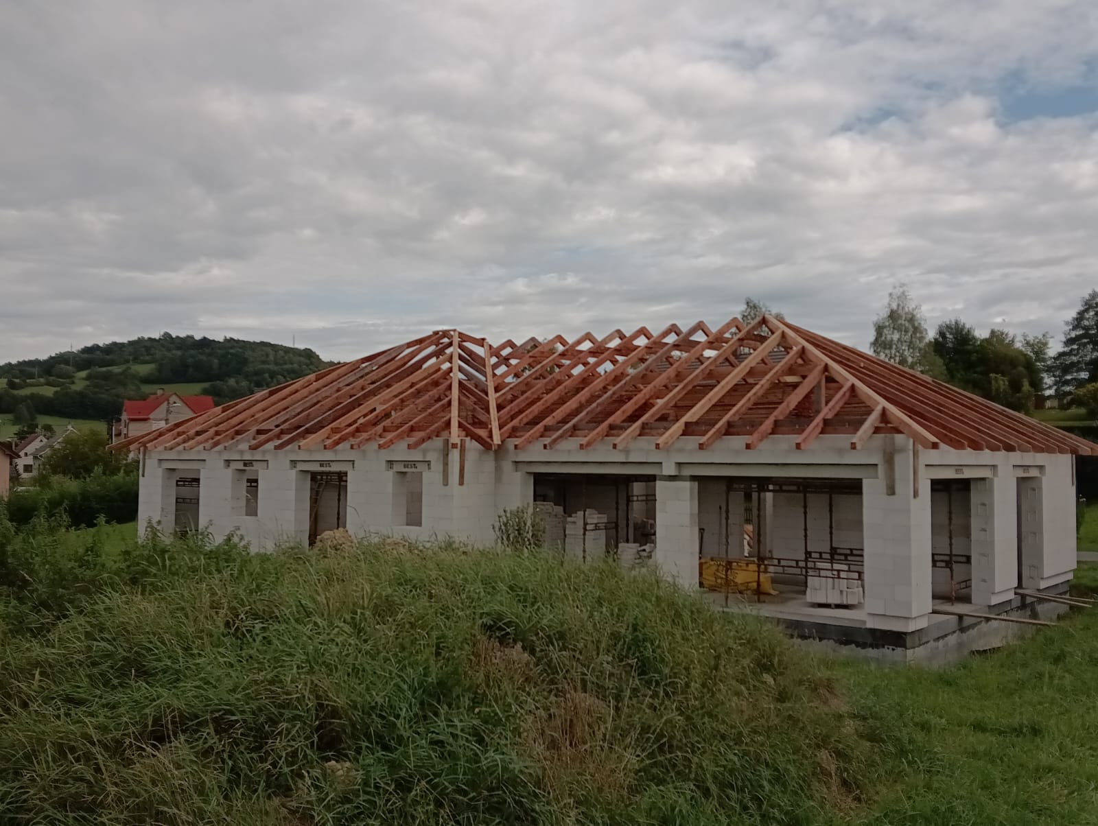 Hotový krov bungalovu s valbovou střechou