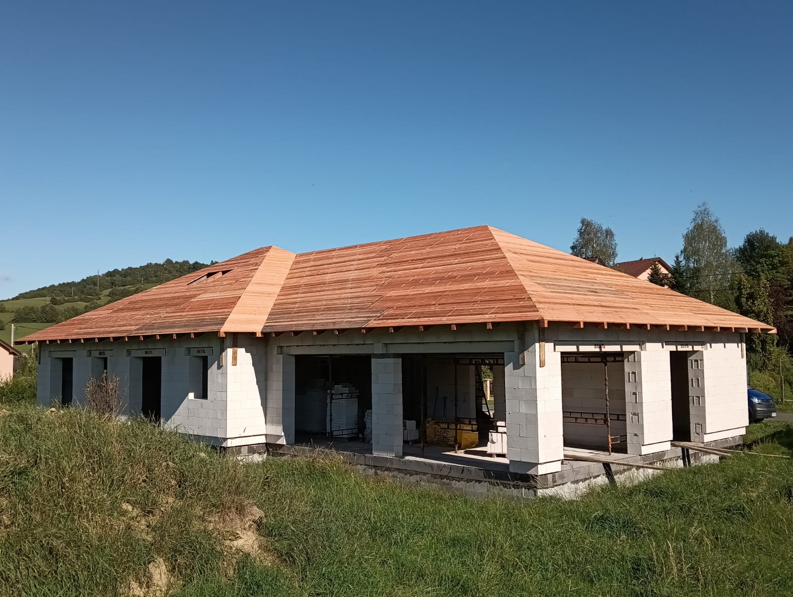 Zabedněná střecha rodinného domu s přístřeškem