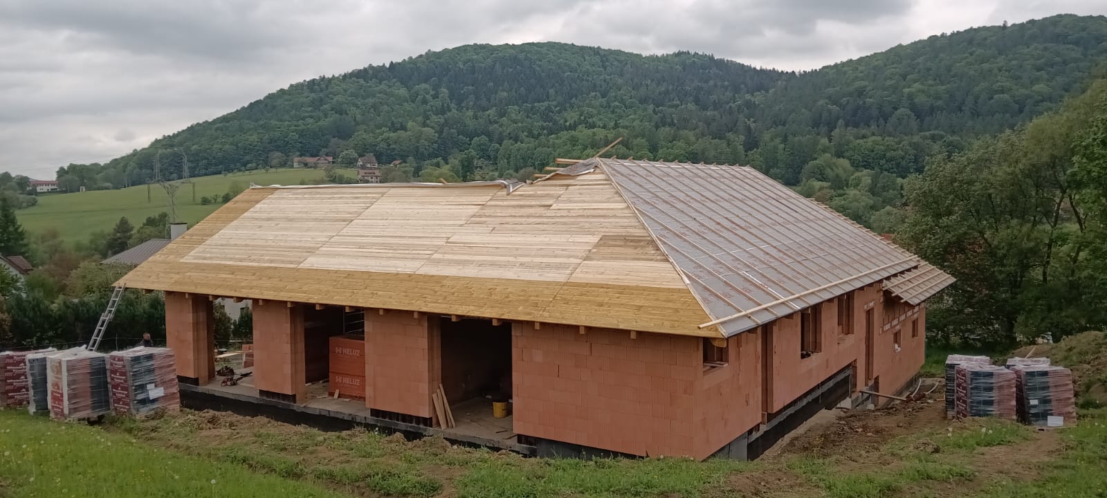 Bednění valbové střechy rodinného domu